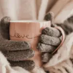 Hvordan vasker jeg tøj på rejsen uden adgang til vaskemaskine?